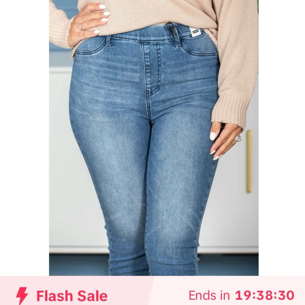 FREE SHIPPING! Only worn twice—Judy Blue pull on Capri jeans.